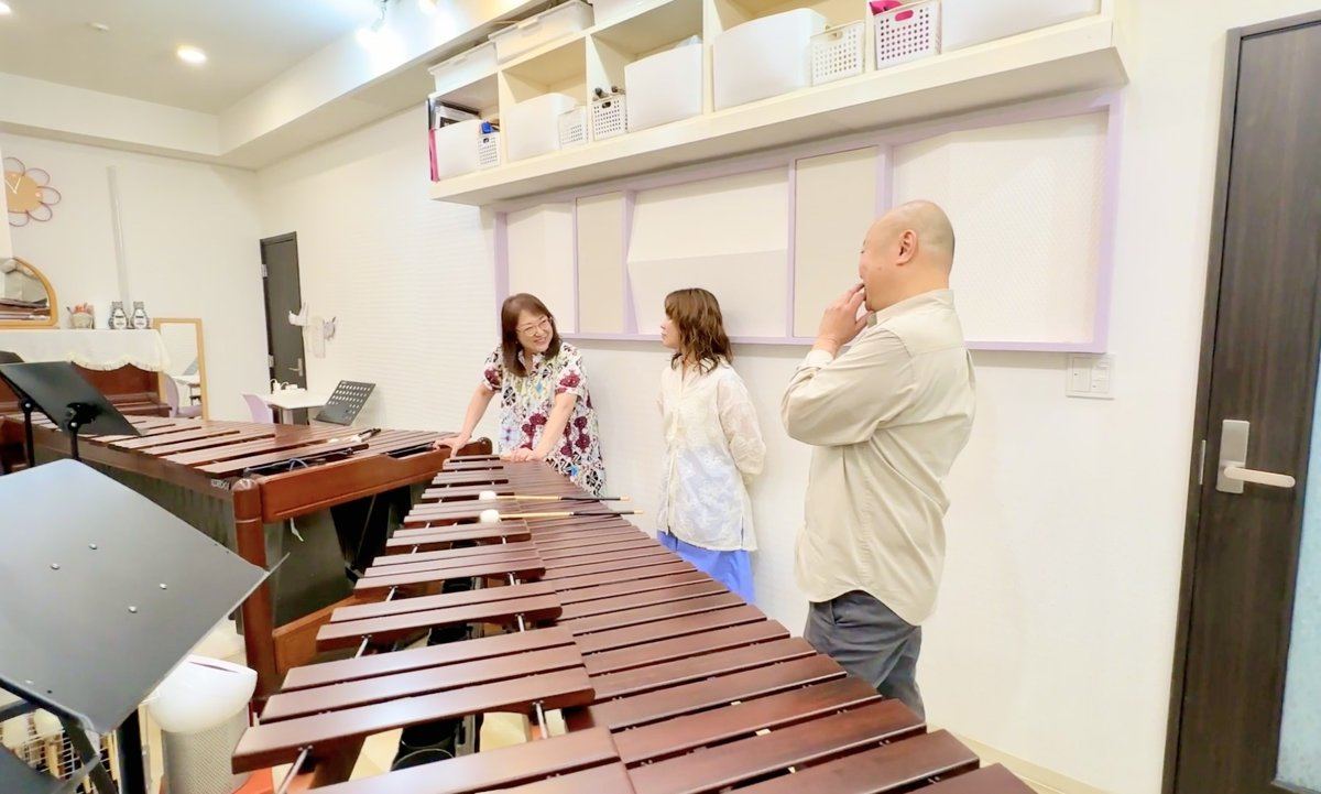 完成した防音スタジオで談笑する中村先生と田中代表