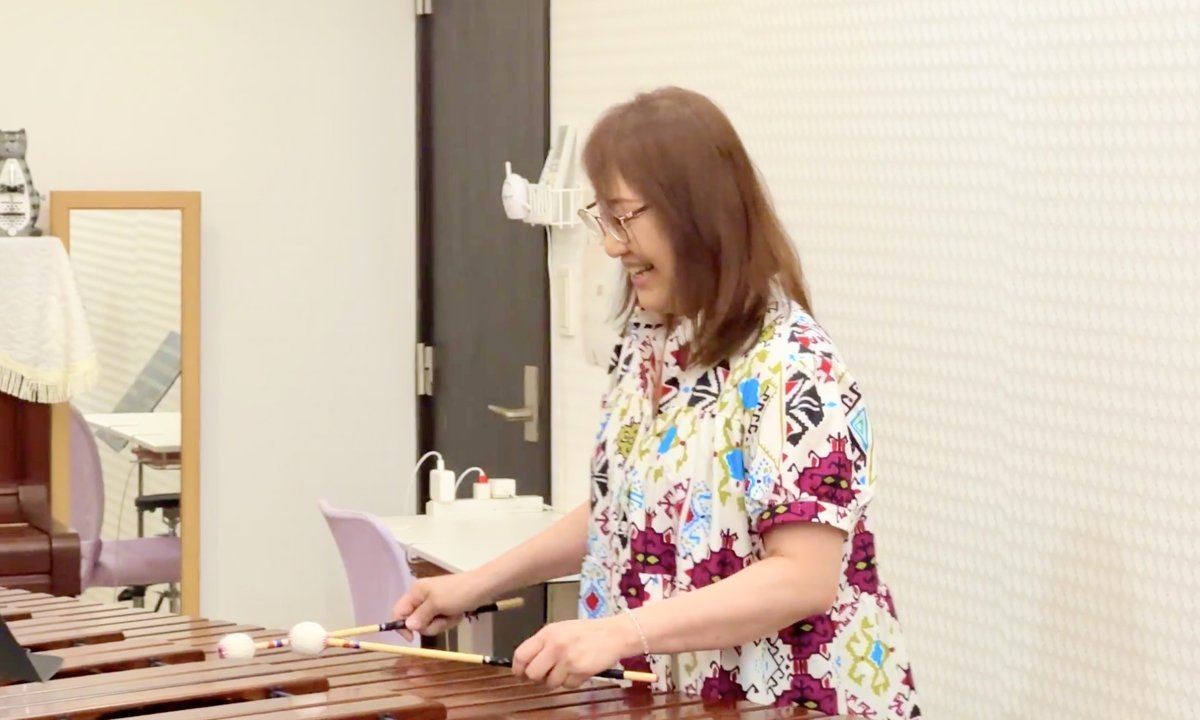 防音室でマリンバを演奏する中村先生