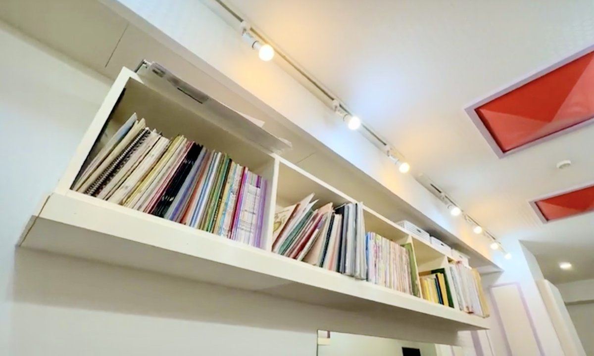 楽譜棚と吸音材を備えた防音スタジオ
